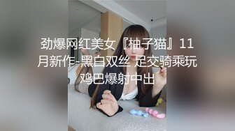 -吃饭时开放妹子没穿内裤叉开腿坐被发现笑了笑腿越开更大了