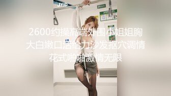    46岁的妖艳熟女大妈，打扮够风骚，吃鸡技术一流，鸡巴在她嘴里那是一个享受！