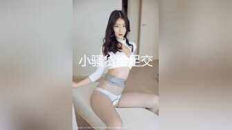  淫妻3P 两根棒棒一起吃 换上单男送的红边黑丝真的更显身材 被两个帅哥夹在中间猛操