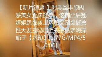 【新片速遞 】   网红性感美女！丰乳肥臀！一线天美穴，拨开珍珠内裤摇摆，多毛骚穴假屌抽插，搞得小穴好湿