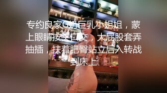 女厕厕所偷拍，清纯短发美少女，运动短裤女神，盯着摄像头似乎发现了什么，尿完赶紧走了