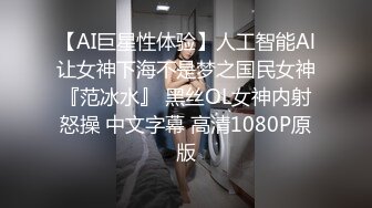 下班回来操了穿着性感的新婚老婆,雪白大长腿翘着屁股打扫卫生,忍不住猛插：小骚逼好痒,操的真舒服,我要啊!