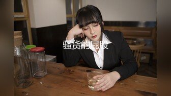 《破解家庭网络摄像头》监控偷拍中年打工夫妻晚上一边玩手机一边做爱玩的花样还挺多的