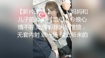 惬意的夫妻生活，出租房里妻子看书，我从后面抱着妻子玩弄奶奶，一边让她好好看书，，看累了就帮妻子扣掉淫穴的水水~