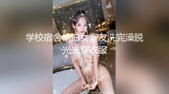 颜值小妹大战纹身小哥，全程露脸温柔的舔弄大鸡巴，让小哥后入压在身下爆草，浪叫呻吟表情好骚精彩又刺激