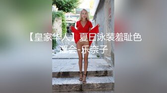 女博士私下不为人知风骚的一面，不穿内裤出门，黑丝高跟鞋到实验室，身材真不错，拿出玩具塞菊花里享受刺激 楼里走来走去！