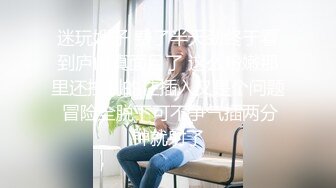 高颜值长发美女，厕所尿尿脱光光，肩上的裙带脱下露出两只饱满大白兔，奶头被吸的有点黑，尿完自慰一番 诱惑！