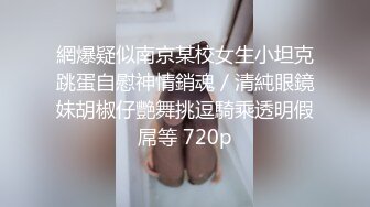 【新片速遞】  小吃店女厕全景偷拍喝多了的少妇撅着屁股尿刚好看到她的大肥鲍