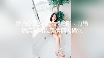 高铁一直坐在厕所门口对面的妹子没想到穿的开裆塑型内衣