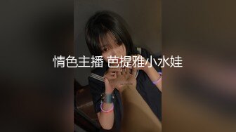 美妞真会玩吃着鸡巴还会边拿鸡巴抽打自己的嘴巴