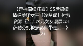 这美女也太牛了吧 当这么多人面撒尿，完全无视路人存在啊