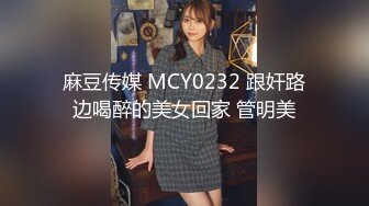 高校女厕内固定安装的偷拍摄像头，记录下的清纯女生如厕