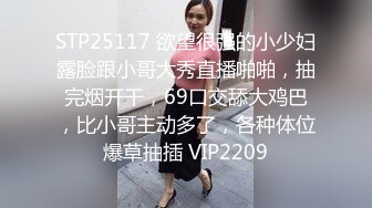 美女更衣室自拍