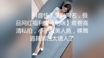 牛仔短裤美腿小姐姐 坐在身上揉捏奶子 跪地深喉口交舔逼扣穴 扶着屁股后入撞击