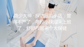 这娘们真刺激，公园凉亭在陌生人前玩漏出，大奶子好诱人被大哥玩奶头旁边还做着小哥，也不怕别人看到真刺激