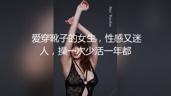 黑丝骚妹子躺床上玩手机被小哥鸡巴塞进嘴里抽插，温柔舔弄深喉，跳蛋玩骚穴淫水好多，无套抽插爆草呻吟可射