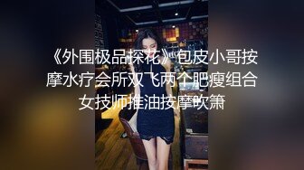 十二月新流出大神潜入水上乐园更衣间四处游走偷拍 一袭红衣美女主动在镜头前换穿不幸被拍