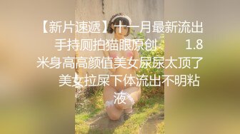 高颜值美女边看A片忍不住流水不止太有感觉了，湿淋淋的阴户三根手指撑满小穴，一库一库白浆被不断扣弄出来!