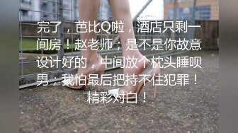 草地上玩弄自己的无毛穴