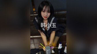   满背纹身萌萌哒双马尾美妞，无聊和炮友来一炮，特写深喉吸吮很卖力，主动上位骑乘