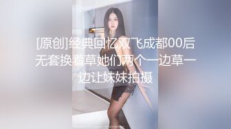 放暑假约学妹在她家楼道玩足交，太刺激了，小白袜踩的好舒服