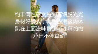 66妈妈洗澡的时候看妈妈洗逼逼，漏出大大的阴蒂