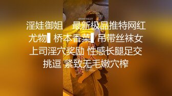   完美身材巨乳小姐姐，腰细胸大无赘肉，脱下内裤揉捏奶子，翘起美臀小露逼逼