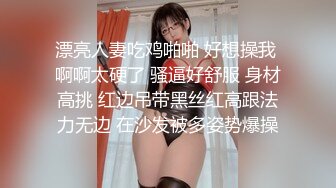 高颜值甜美嫩妹子，大白美臀，浴室地上自慰高潮喷水，美女太骚了