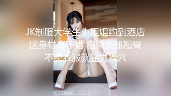 澡堂子内部员工偷窥几个白嫩的少妇洗澡吹头发顺带吹一下B毛