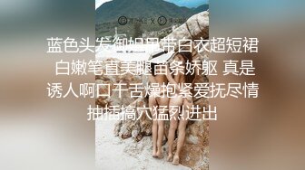 漂亮美女3P 衣服脱了 一个一个来 绿帽男友让工友排队在卫生间尝鲜女友的小骚逼 撅着屁屁操