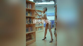 这样的骚女哪里有？硕大的自慰棒出来，掰开湿穴等待进入