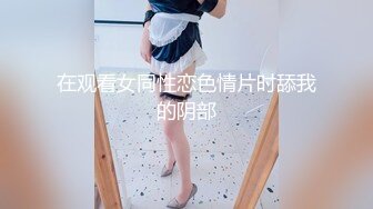 在观看女同性恋色情片时舔我的阴部