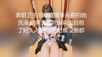  粉色头发卡哇伊眼镜萌妹子啪啪，特写深喉口交上骑乘晃动大奶，无毛逼逼掰穴特写