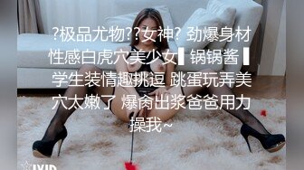 帅小伙约操娇小身材骚美女，迫不及待解开内衣