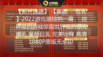 卧槽、这个逼厉害喔 大号电灯泡插逼逼 叫得淫荡死了！那么问题来了、什么样的大鸡巴才能满足她