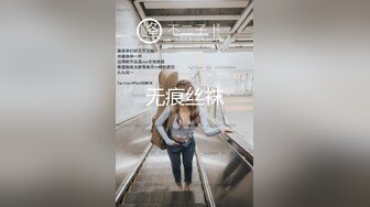 【新片速遞】 户外的站街女❤️大哥给多点钱，直接小公园口暴打飞机❤️射完还给舔干净！