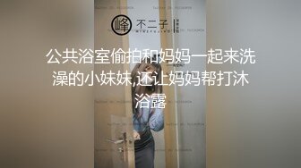  颜值很高的御姐少妇，全程露脸镜头前发骚，淫声荡语揉捏骚奶子，道具抽插骚穴各种骚浪姿势呻吟