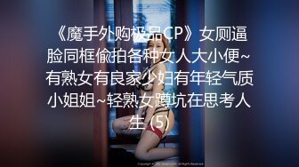 窗帘缝隙偷窥隔壁高颜值美眉洗香香