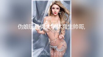 苗条妹子白嫩粉木耳戴套男上姿势狂插肛门，前面用道具，前后双插